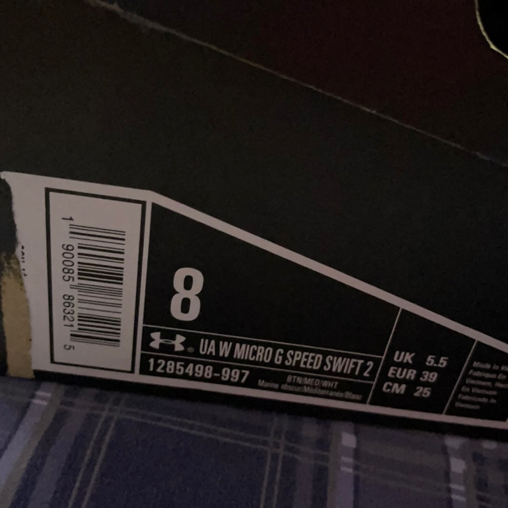 NWB Under Armour sneakers never worn